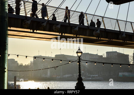 Southbank, Londra, Regno Unito. Il 26 febbraio 2019. Bassa inverno il sole e il caldo a Londra. Credito: Matteo Chattle/Alamy Live News Foto Stock