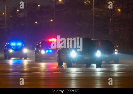 Hanoi, Vietnam. 26 Febbraio, 2019. Stati Uniti Presidente Trump presidenziali per il giro della Papamobile è scortato attraverso le strade vuote di Hanoi il capitale al Trump's arrivo a Hanoi Aeroporto Internazionale davanti a due giorni di Trump Kim RPDC-USA Vertice di Hanoi dal febbraio 2728. Credito: Christopher Jue/ZUMA filo/Alamy Live News Foto Stock