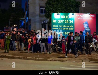 Hanoi, Vietnam. 26 Febbraio, 2019. La gente in attesa nelle vicinanze di un intersezioni degli Stati Uniti in cui Presidente Trump's corteo di macchine passerà attraverso la trasmissione all'arrivo a Hanoi Aeroporto Internazionale davanti a due giorni di Trump Kim RPDC-USA Vertice di Hanoi dal febbraio 2728. Credito: Christopher Jue/ZUMA filo/Alamy Live News Foto Stock