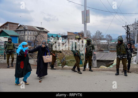 Srinagar, Jammu e Kashmir in India. 26 Febbraio, 2019. Le donne del Kashmir sono visti pochi ultimi Indiani troopers paramilitari di allerta permanente durante gli scontri a Srinagar.Le forze indiane in Indian amministrato il Kashmir usato gas lacrimogeni gusci per sedare la protesta contro le incursioni sui principali leader separatista da Indiana funzionari di intelligence. Credito: Idrees Abbas SOPA/images/ZUMA filo/Alamy Live News Foto Stock