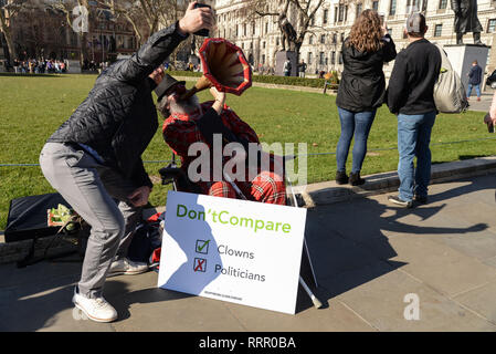 Londra, Regno Unito. 26 feb 2019.Rimanere e lasciare gli attivisti al di fuori della sede del Parlamento. Credito: Claire Doherty/Alamy Live News Foto Stock