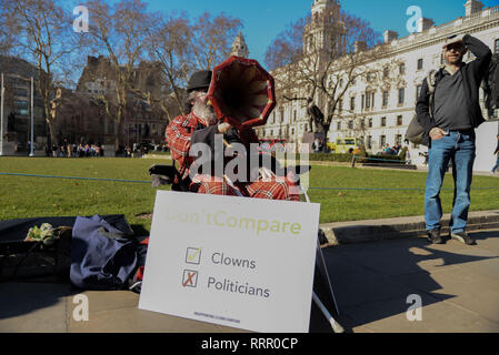 Londra, Regno Unito. 26 feb 2019.Rimanere e lasciare gli attivisti al di fuori della sede del Parlamento. Credito: Claire Doherty/Alamy Live News Foto Stock