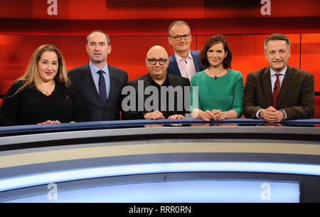 Il 25 febbraio 2019, Köln: Gli ospiti della ARD talk show Hart aber Fair on 25.02.2019 a Colonia con il tema "Home Germania - solo per i tedeschi o aperta a tutti? ' Idil Baydar, l-r, Hubert Aiwanger, Armin Nassehi, presentatore Frank Plasberg, Katrin Göring Eckardt e Nikolaus Blome foto: Horst Galuschka foto: Horst Galuschka/dpa/Horst Galuschka dpa Foto Stock