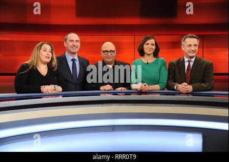 Il 25 febbraio 2019, Köln: Gli ospiti della ARD talk show Hart aber Fair on 25.02.2019 a Colonia con il tema "Home Germania - solo per i tedeschi o aperta a tutti? ' Idil Baydar, l-r, Hubert Aiwanger, Armin Nassehi, presentatore Frank Plasberg, Katrin Göring Eckardt e Nikolaus Blome foto: Horst Galuschka foto: Horst Galuschka/dpa/Horst Galuschka dpa Foto Stock