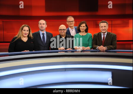 Il 25 febbraio 2019, Köln: Gli ospiti della ARD talk show Hart aber Fair on 25.02.2019 a Colonia con il tema "Home Germania - solo per i tedeschi o aperta a tutti? ' Idil Baydar, l-r, Hubert Aiwanger, Armin Nassehi, presentatore Frank Plasberg, Katrin Göring Eckardt e Nikolaus Blome foto: Horst Galuschka foto: Horst Galuschka/dpa/Horst Galuschka dpa Foto Stock