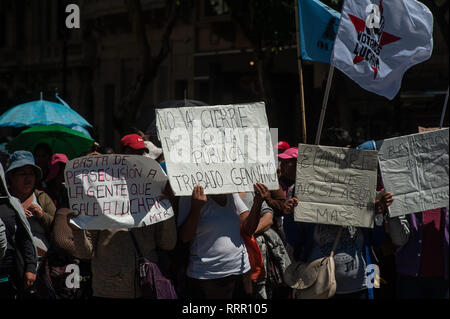 Buenos Aires, Buenos Aires, Argentina. 26 Febbraio, 2019. Le organizzazioni sociali e i lavoratori statali Unione (ATE) protesta contro il Presidente Mauricio Macri piano economico. Credito: Patricio Murphy/ZUMA filo/Alamy Live News Foto Stock