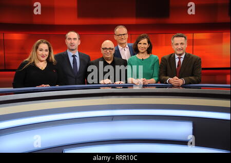 Il 25 febbraio 2019, Köln: Gli ospiti della ARD talk show Hart aber Fair on 25.02.2019 a Colonia con il tema "Home Germania - solo per i tedeschi o aperta a tutti? ' Idil Baydar, l-r, Hubert Aiwanger, Armin Nassehi, presentatore Frank Plasberg, Katrin Göring Eckardt e Nikolaus Blome foto: Horst Galuschka foto: Horst Galuschka/dpa/Horst Galuschka dpa Foto Stock