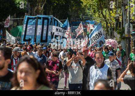 Buenos Aires, Buenos Aires, Argentina. 26 Febbraio, 2019. Le organizzazioni sociali protesta contro il Presidente Mauricio Macri piano economico. Credito: Patricio Murphy/ZUMA filo/Alamy Live News Foto Stock