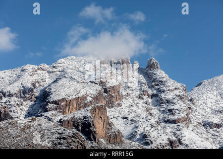 Tucson, Arizona, USA, 26 febbraio, 2019. Dopo la grande tempesta di neve in Tucson cercando fino al Catalina Mountain Range. Finger Rock. Credito: Jeff Smith/ Alamy live news Foto Stock