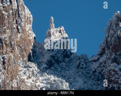 Tucson, Arizona, USA, 26 febbraio, 2019. Dopo la grande tempesta di neve in Tucson cercando fino al Catalina Mountain Range. Finger Rock. Credito: Jeff Smith/ Alamy live news Foto Stock