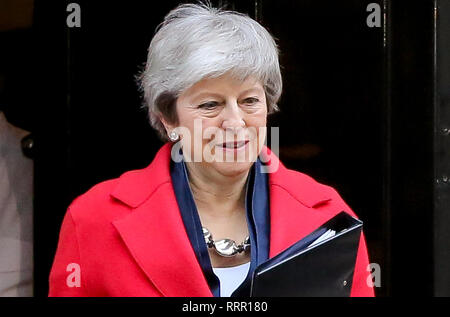 Londra, Regno Unito. 26 Febbraio, 2019. Il Primo Ministro inglese Theresa Maggio visto uscire dal numero 10 di Downing Street a fare una dichiarazione in House of Commons il Brexit. Credito: Dinendra Haria/SOPA Immagini/ZUMA filo/Alamy Live News Foto Stock