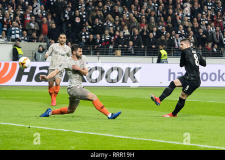 Francoforte, Deutschland. Il 21 febbraio, 2019. Luka JOVIC (destra, F) ha segnato il gol di 1: 0 per Eintracht Frankfurt, azione, calcio Europa League, secondo round, Rueckspiel, Eintracht Francoforte (F) - Shakhtar Donetsk (donetsk) 4: 1, su 21.02.2019 a Francoforte, in Germania. | Utilizzo di credito in tutto il mondo: dpa/Alamy Live News Foto Stock