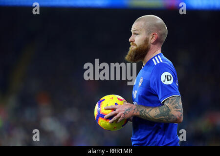 Cardiff, Regno Unito. 26 Febbraio, 2019. Aron Gunnarsson di Cardiff City durante il match di Premier League tra Cardiff City e Everton al Cardiff City Stadium di Cardiff, Galles il 26 febbraio 2019. Foto di Dave Peters. Solo uso editoriale, è richiesta una licenza per uso commerciale. Nessun uso in scommesse, giochi o un singolo giocatore/club/league pubblicazioni. Credit: UK Sports Pics Ltd/Alamy Live News Foto Stock