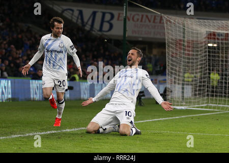 Cardiff, Galles, UK. 26 Febbraio, 2019. Gylfi Sigurdsson di Everton celebra dopo segna i suoi team obiettivo 2a. Premier League, Cardiff City v Everton al Cardiff City Stadium martedì 26 febbraio 2019. Questa immagine può essere utilizzata solo per scopi editoriali. Solo uso editoriale, è richiesta una licenza per uso commerciale. Nessun uso in scommesse, giochi o un singolo giocatore/club/league pubblicazioni. pic da Andrew Orchard/Andrew Orchard fotografia sportiva/Alamy Live news Credito: Andrew Orchard fotografia sportiva/Alamy Live News Foto Stock