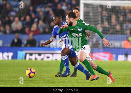 LEICESTER , NEL REGNO UNITO , 26Febbraio Leicester City centrocampista Nampalys Mendy (24) battaglie con la Brighton centrocampista Davy ben durante il match di Premier League tra Leicester City e Brighton e Hove Albion al King Power Stadium, Leicester martedì 26 febbraio 2019. (Credit: Jon Hobley | MI News & Sport Ltd) Foto Stock