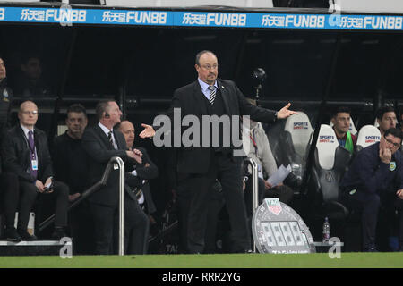 NEWCASTLE UPON TYNE, Regno Unito 26Febbraio Newcastle manager Rafa Benitez durante il match di Premier League fra Newcastle United e Burnley presso il St James Park, Newcastle martedì 26 febbraio 2019. (Credit: Mark Fletcher | MI News) Foto Stock