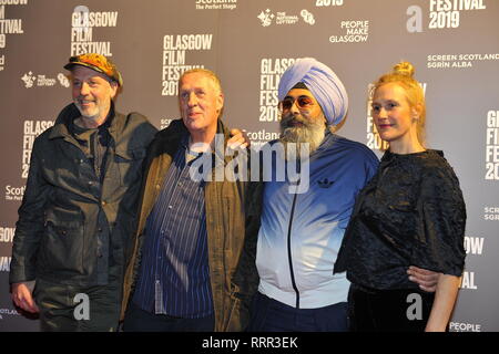 Glasgow, Regno Unito. 26 Febbraio, 2019. (Sinistra - Destra) Charlie Paolo - Direttore; Peter Howson - Artista; Hardeep Singh Kohli - presentatore; sconosciuto, visto sul tappeto rosso al Premier del film, della profezia, presso la Glasgow Film Theatre. Credito: Colin Fisher/Alamy Live News Foto Stock