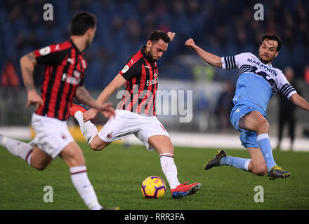 Roma, Italia. 26 Febbraio, 2019. AC Milano Calhanoglu Hakan (C) compete durante la prima tappa di Coppa Italia semifinale partita di calcio tra Lazio e AC Milano a Roma, Italia, Feb 26, 2019. La partita si è conclusa in un 0-0. Credito: Alberto Lingria/Xinhua/Alamy Live News Foto Stock