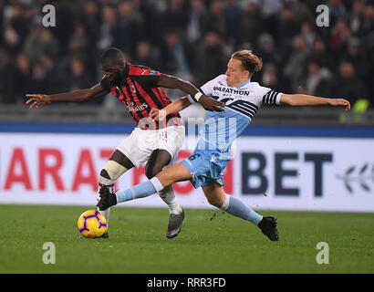 Roma, Italia. 26 Febbraio, 2019. AC Milano Bakayoko Tiemoue (L) vies con la Lazio Lucas Leiva durante la prima tappa di Coppa Italia semifinale partita di calcio tra Lazio e AC Milano a Roma, Italia, Feb 26, 2019. La partita si è conclusa in un 0-0. Credito: Alberto Lingria/Xinhua/Alamy Live News Foto Stock