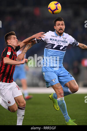 Roma, Italia. 26 Febbraio, 2019. AC Milano Piatek Krzysztof (L) vies con la Lazio Francesco Acerbi durante la prima tappa di Coppa Italia semifinale partita di calcio tra Lazio e AC Milano a Roma, Italia, Feb 26, 2019. La partita si è conclusa in un 0-0. Credito: Alberto Lingria/Xinhua/Alamy Live News Foto Stock