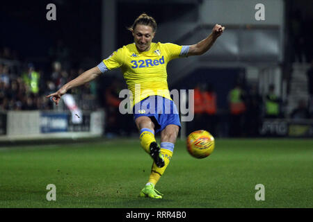 Londra, Regno Unito. 26 Febbraio, 2019. Luca Ayling di Leeds United in azione. EFL Skybet partita in campionato, Queens Park Rangers v Leeds United a Loftus Road Stadium di Londra martedi 26 febbraio 2019. Questa immagine può essere utilizzata solo per scopi editoriali. Solo uso editoriale, è richiesta una licenza per uso commerciale. Nessun uso in scommesse, giochi o un singolo giocatore/club/league pubblicazioni. pic da Steffan Bowen/Andrew Orchard fotografia sportiva/Alamy Live news Credito: Andrew Orchard fotografia sportiva/Alamy Live News Foto Stock