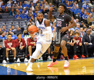 Memphis, TN, Stati Uniti d'America. 26 Febbraio, 2019. Guardia di Memphis, RAYNERE THORNTON (4), comanda alla corsia contro il tempio in avanti, De'Vondre Perry (22), durante il NCAA pallacanestro tra il Tempio di gufi e il Memphis Tigers al Fedex Forum di Memphis, TN. Kevin Langley/Sports South Media/CSM/Alamy Live News Foto Stock