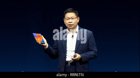Pechino, Cina. Il 27 febbraio, 2019. Richard Yu, CEO di Consumer Business Group di cinese società tech Huawei presenta il nuovo Mate X, un pieghevole 5G pronti smartphone, davanti al Mobile World Congress di Barcellona, Spagna, Feb 24, 2019. Credito: Xinhua/Alamy Live News Foto Stock