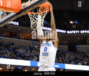 Memphis, TN, Stati Uniti d'America. 26 Febbraio, 2019. Memphis in avanti, KYVON DAVENPORT (0), riceve la slam durante il NCAA pallacanestro tra il Tempio di gufi e il Memphis Tigers al Fedex Forum di Memphis, TN. Kevin Langley/Sports South Media/CSM/Alamy Live News Foto Stock