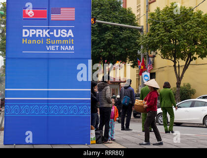 Hanoi, Vietnam. Il 27 febbraio, 2019. Febbraio 27, 2019 - Hanoi, Vietnam - Il cartello della RPDC-USA Vertice di Hanoi in Vietnam è visibile in corrispondenza di un incrocio occupato sul primo giorno del vertice nella capitale della nazione. Credito: Christopher Jue/ZUMA filo/Alamy Live News Foto Stock