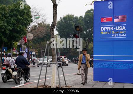 Hanoi, Vietnam. Il 27 febbraio, 2019. Febbraio 27, 2019 - Hanoi, Vietnam - Il cartello della RPDC-USA Vertice di Hanoi in Vietnam è visibile in corrispondenza di un incrocio occupato sul primo giorno del vertice nella capitale della nazione. Credito: Christopher Jue/ZUMA filo/Alamy Live News Foto Stock