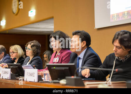 (190227) -- Ginevra, 27 febbraio 2019 (Xinhua) -- Zhang Haidi 3 (R), presidente della Cina Disabili' Federation e presidente di riabilitazione internazionale, parla a un incontro intitolato 'lasciare nessuno dietro: il ruolo chiave della Convenzione sui diritti delle persone con disabilità", un evento collaterale per la quarantesima sessione del Consiglio per i Diritti Umani delle Nazioni Unite (UNHRC), a Ginevra, in Svizzera, nel febbraio 26, 2019. Per la prima volta entro il quadro UNHRC, la Cina e l'Unione europea co-ospitato la riunione a margine dell'UNHRC in corso la quarantesima sessione. La Cina attribuisce grande importanza alla undertaki Foto Stock