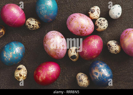 Modello di verniciato colorato le uova di pasqua con macchie d'oro, vista dall'alto Foto Stock
