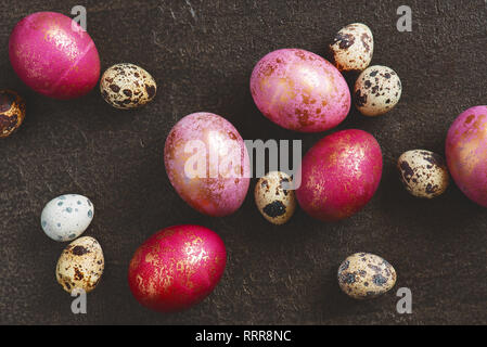 Modello di verniciato colorato le uova di pasqua con macchie d'oro, vista dall'alto Foto Stock