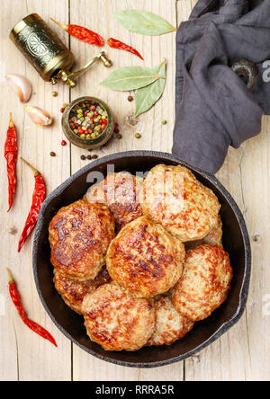 In casa succosa carne fritta (costolette di manzo, maiale, pollo, tacchino) con spezie e aglio in una ghisa pan. Delizioso pranzo o cena. Messa a fuoco selettiva Foto Stock