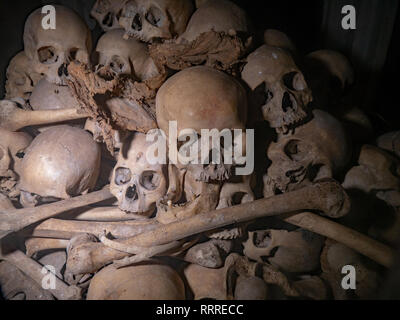 Un mucchio di teschi e le ossa nella uccisione delle Grotte di Phnom Sampeau. Ognuno di loro ha una persona uccisa dai Khmer rossi. Battambang, Cambogia. 01-12-2018 Foto Stock
