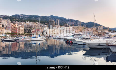 Yacht ormeggiati nel Principato di Monaco Foto Stock