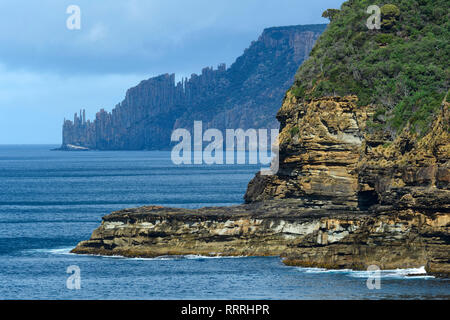 Oceania e Australia, Australia e Tasmania,Penisola Tasmana, Tasman National Park, notevole grotta vista di Cape Raoul Foto Stock