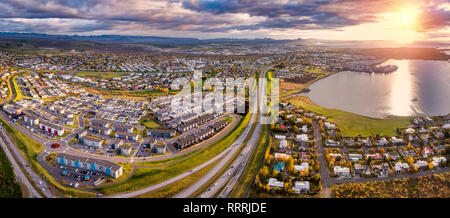 Aerial-Suburbs di Reykjavik in autunno, Islanda Foto Stock