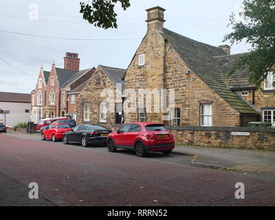 Vecchi edifici storici sulla High Street a Staveley A. Formare città mineraria vicino a Chesterfield nel nord-est del Derbyshire UK Foto Stock