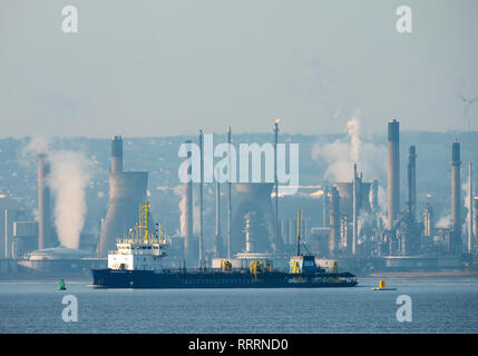 Il UKD Marlin, tramoggia draga vele est sul Firth of Forth con la raffineria di Grangemouth dietro. Foto Stock