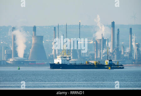 Il UKD Marlin, tramoggia draga vele est sul Firth of Forth con la raffineria di Grangemouth dietro. Foto Stock