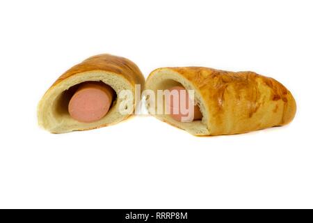 Rotolo di salsiccia tagliata a metà isolato su uno sfondo bianco Foto Stock