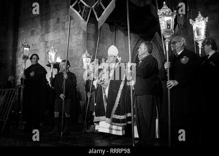 Braga, Portogallo - Aprile 1, 2010: il vescovo cattolico in Holly settimana processione di Ecce Homo (ISO alto foto) Foto Stock