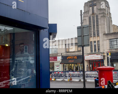 Una foto del Tottenham Hotspur portiere Hugo Lloris opposire St Mary's Chiesa Metodista su Tottenham High Road. Foto Stock