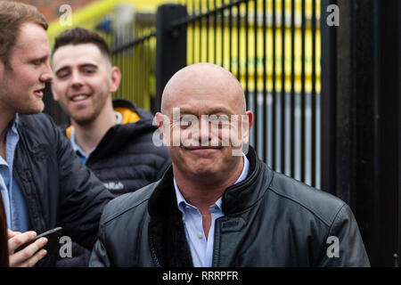 Sei Nazioni sostenitori sono visti tenendo selfies con l'attore Ross Kemp all'ingresso del Principato Stadium davanti la partita tra Galles e Inghilterra. Foto Stock