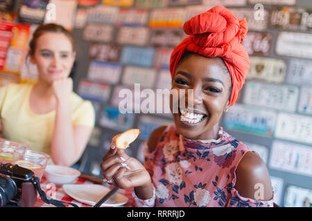 Ritratto entusiasta giovane donna nel ristorante Foto Stock