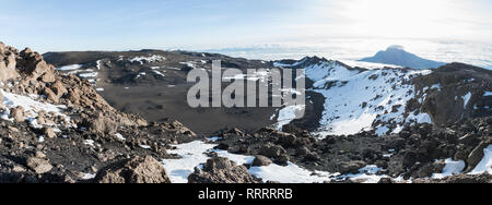 Vista panoramica attraverso il cratere alla sommità del Kilimanjaro prese da vicino a Uhuru Peak. La neve refilato ridge scende fino a Stella e punti Gillmans Foto Stock
