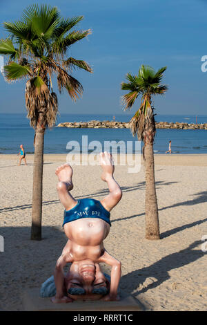 Una statua raffigurante Israele il primo Primo ministro Ben Gurion facendo un headstand sulla spiaggia di Tel Aviv, Israele. Foto Stock
