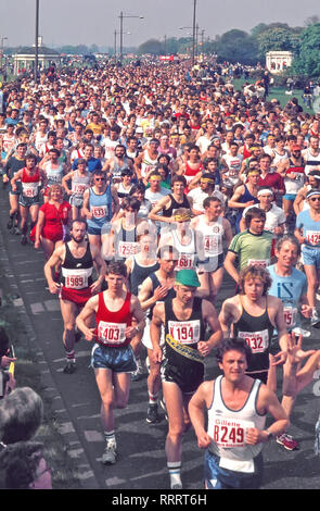 Maratona di Londra secondo Gillette sponsorizzato gara su strada storico archivio anni '80 veduta aerea guardando verso il basso un grande gruppo colorato di persone sane che corrono alla partenza in una giornata di sole a Blackheath Greenwich Inghilterra Regno Unito Foto Stock