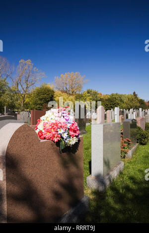 Righe di lapidi a Notre Dame des Neiges cimitero sulla Mount Royal in autunno, Montreal, Quebec, Canada Foto Stock